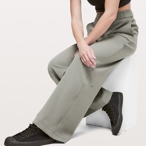 Lululemon On The Fly Woven Wide Leg Pant size 6